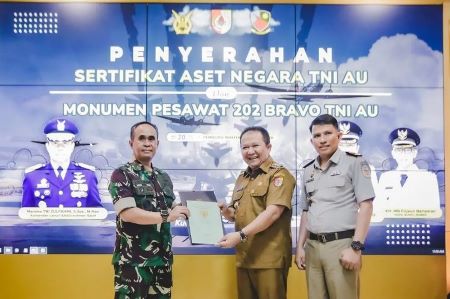Bupati Hendy Serahkan Sertifikat Aset Negara TNI AU dan Monumen Pesawat 202 BRAVO TNI AU